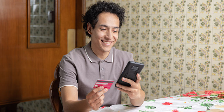 Cómo tener una tarjeta de débito siendo joven